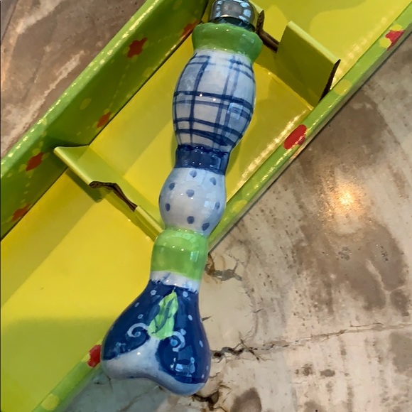 NIB Hand Painted Pie Server from La Patisserie - Picture 8 of 8